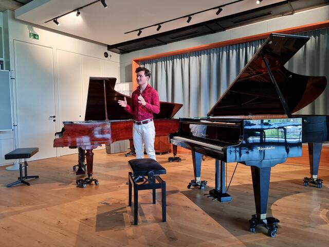 Der Pianist spricht über die Stücke, die er spielen wird... | Foto: Otto Krcal