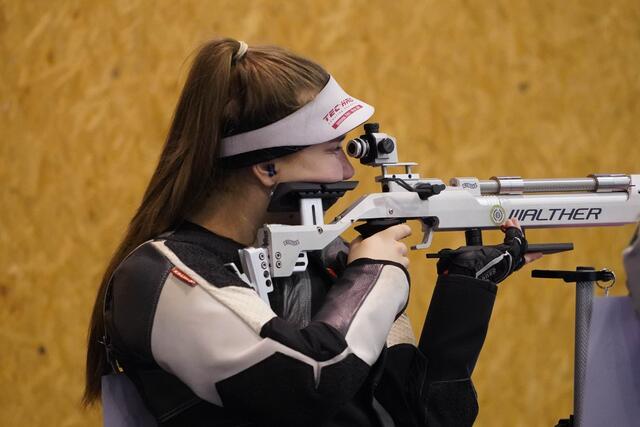 Julia Biechl (SG Absam) konnte bei den Austrian Shooting Hopes in Niederösterreich mit dem Luftgewehr Mannschaftsgold gewinnen. | Foto: ÖSB