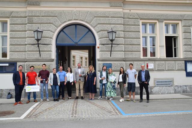 Die Pop-up-Store Gewinner mit Stadtrat Christian Stückler (5. von links), Koordinatorin Patricia Radl-Rebernig (6. von links) und Bürgermeister Hannes Primus (7. von links). | Foto: MeinBezirk.at
