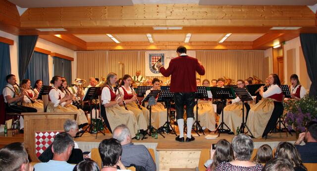 Die Musikkapelle Fendels lud zum diesjährigen Frühjahrskonzert und konnte vor einem vollen Saal das Publikum begeistern. | Foto: Reinhard Walch