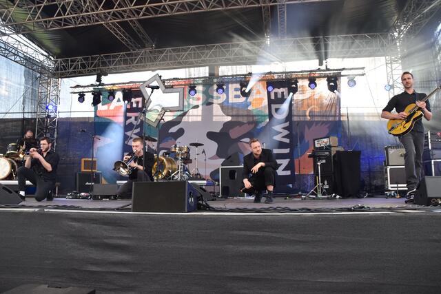 Die österreichische Elektro-Brass-Gruppe "Erwin &amp; Edwin" aus Wien animierte die Festivalbesucher zum Mitmachen und Tanzen.  | Foto: Barbara Fluckinger