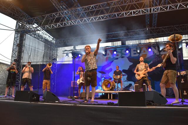 "LaBrassBanda" startete gleich nach Beginn ihres Konzertes mit einem zwanzigminütigen Durchlauf von drei neuen Hits.   | Foto: Barbara Fluckinger