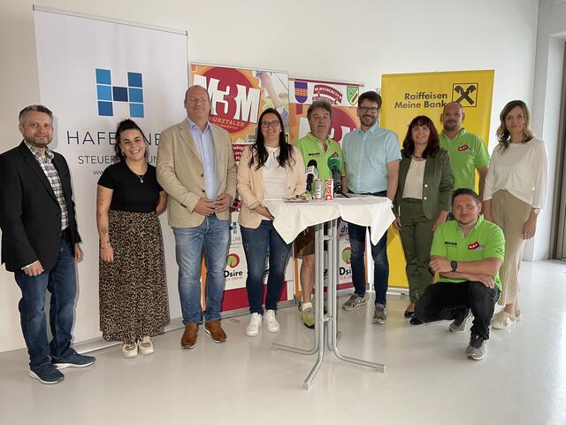 Gruppenfoto von Organisatoren, Sponsoren und Bürgermeistern. | Foto: Kern
