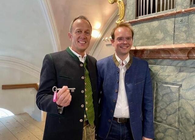 Organist Dr. Peter Rohe (l.) konnte die Schlüssel offiziell entgegennehmen.  | Foto: privat