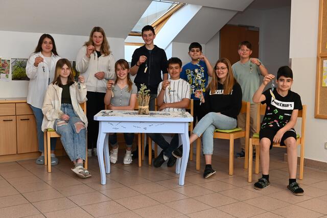 Schülerinnen und Schüler der ITMS Imst Oberstadt werkten für den Sozialtopf der Schule. | Foto: Privat