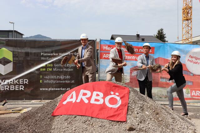 Ganz nach dem Motto "Ran an die Schaufeln und los" packten Bgm. Michael Riedhart, die ARBÖ-Präsidenten Petar Rezar und Helmut Glantschnig sowie Stadtbaumeisterin Melanie Partoll gemeinsam mit an.   | Foto: Christoph Klausner