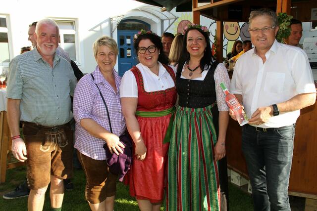 Gut gelaunt: Vizebgm. August Nußmüller, GK Marlies Schuster, Melanie Koch, Nora Ruhri und Bgm. Josef Waltl (von li.) | Foto: Josef Fürbass
