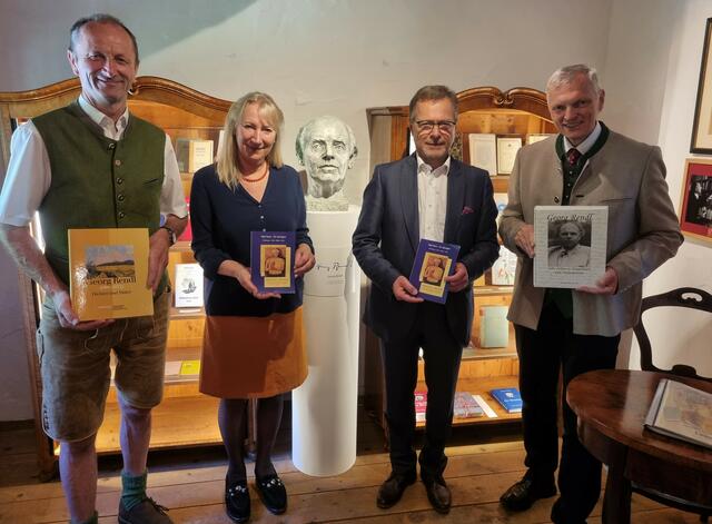 (v.l.n.r.): Vor der Büste von Georg Rendl: Bürgermeister Franz Gangl, Kustodin Hiltrud Oman, Obmann Josef Absmanner und der Landtagsabgeordnete Josef Schöchl.
 | Foto: Museum Sigl Haus