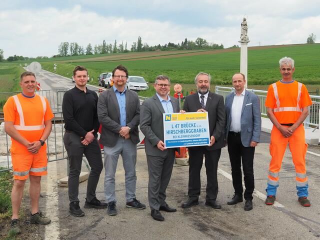 Markus Brandl (Straßenmeisterei Kirchberg/Wagram), Sebastian Malek (Leiter-Stv. der Brückenmeisterei Alland), Paul Otto (Gemeinderat der Marktgemeinde Großweikersdorf), Landesrat Ludwig Schleritzko (i.V. von Landeshauptfrau Johanna Mikl-Leitner), Alois Zetsch (Bürgermeister der Marktgemeinde Großweikersdorf), Harald Kaufmann (Leiter der NÖ Straßenbauabteilung Tulln), Rainer Mauss (Straßenmeisterei Kirchberg/Wagram). | Foto: NÖ Straßendienst