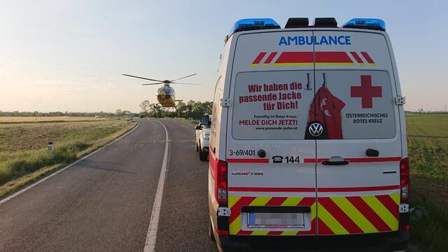 Der Rettungshubschrauber war zum Abtransport zur Stelle.  | Foto: RKNÖ/RK Atzenbrugg/F. Eibensteiner
