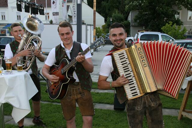 Diese drei Musikanten sorgten am Marktplatz von Wies für "Ramba Zamba"... | Foto: Josef Fürbass