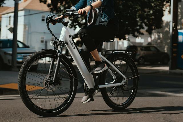 Im Bezirk Tamsweg kam es am Samstag zu einer Kollision zwischen E-Bike und Motorhaube. | Foto: Symbolbild: Unsplash