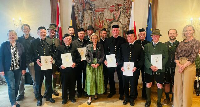 Die Vertreter der Interessensgemeinschaft Mitterbergstollen erhielten für ihr Engagement eine Auszeichnung. | Foto: Stadtgemeinde Bad Ischl