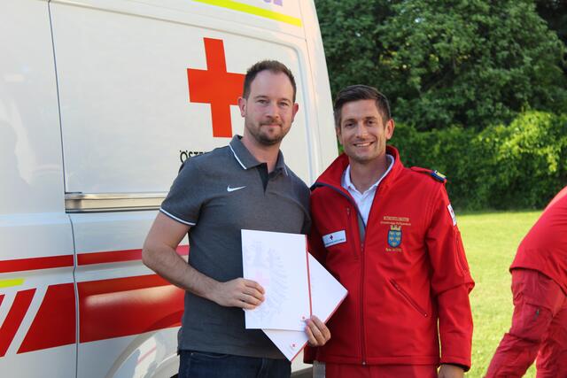 Obersanitätsmeister Christian Wolf mitsamt Bezirksstellenleiter Peter Angerer. | Foto: RKNÖ/RK Atzenbrugg/L. Raich