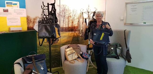 Gerda Ganglberger konnte ihre handgemachten Handtaschen und Rucksäcke am Golfplatz präsentieren und im Rahmen des Eröffnungsturnieres auch jede Menge verkaufen. Der gesamte Erlös wurde an "Nachbar in Not" gespendet.  | Foto: Privat