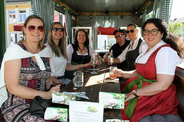 Auch das neue Gästetaxi "gmiatlich unterwegs" aus Eibiswald, gezogen von einem Oldtimer-Traktor, wurde beim Eröffnungsfest in Wies gleich getestet... | Foto: Josef Fürbass