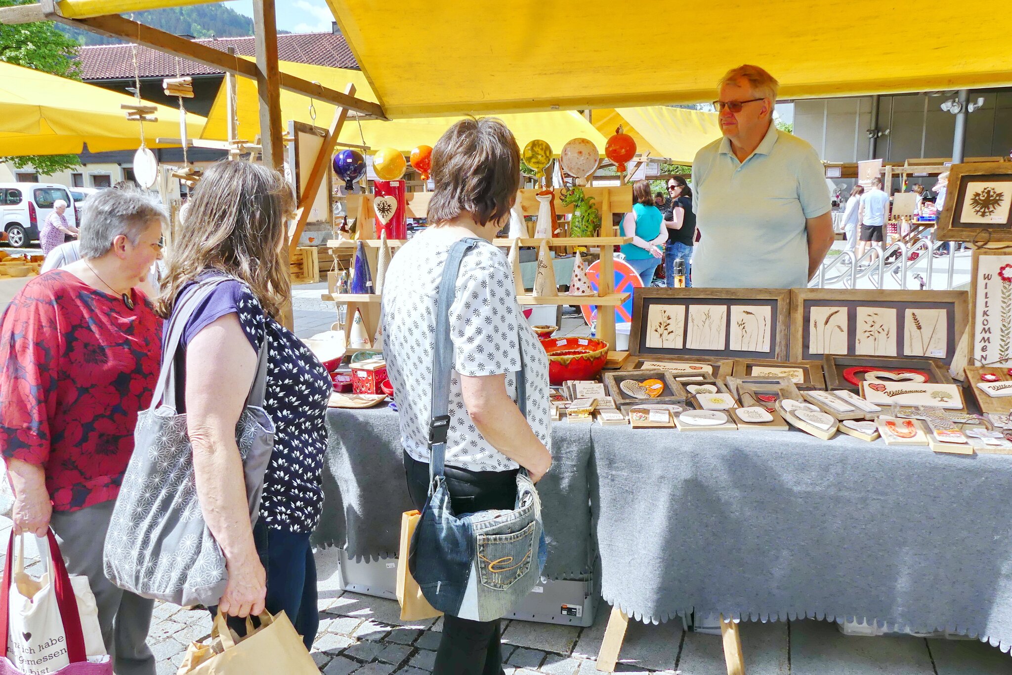 Gute Stimmung beim 10. Radfelder Dorfmarkt mit Radbörsen-Premiere ...