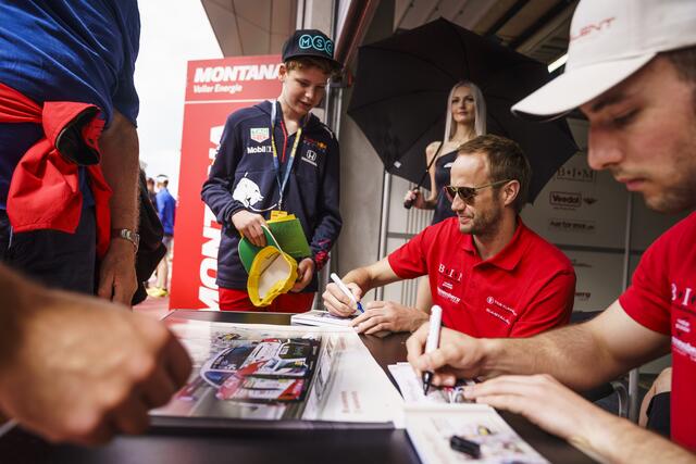 Die Fans durften sich Autogramme holen. | Foto: RB/Platzer
