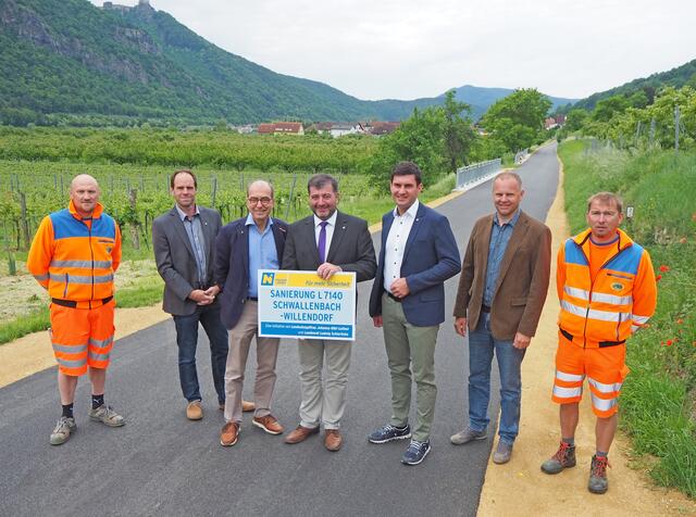 Stefan Kerbler (Straßenmeisterei Spitz), DI Rainer Hochstöger (Leiter der NÖ Straßenbauabteilung Krems), Dr. Andreas Nunzer, MA (Bgm. von Spitz), LAbg. Josef Edlinger (i.V. LH Johanna Mikl-Leitner), Rainer Toifl (Vizebgm. von Aggsbach), Markus Huber (Leiter-Stv. der Straßenmeisterei Spitz), Alfred Göls (Straßenmeisterei Spitz).
  | Foto: NÖ STD Mühlbachler