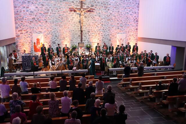 Bei einem Kirchen-Benefizkonzert konnte die Stadtmusikkapelle Landeck die international gefragte Sopranistin Eva Lind in Landeck als Gast begrüßen. | Foto: Siegele