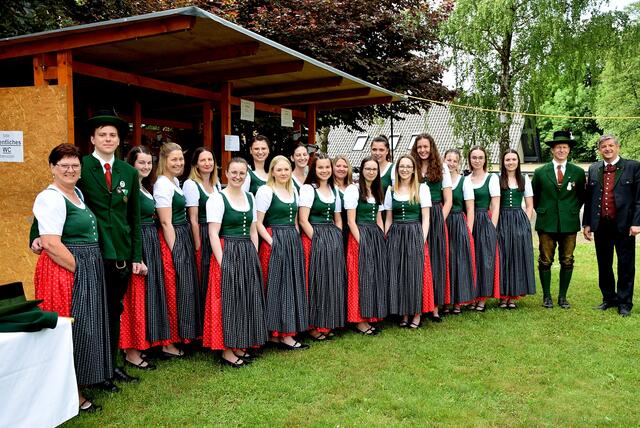 Die Musikerinnen in ihrer neuen „Dirndl“-Tracht.  | Foto: Anton Barbic