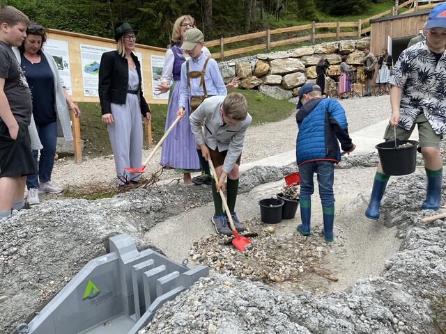 Nach der "Unwetter-Katastrophe" räumten die Kinder die Schlammmassen weg. | Foto: Schneeberger