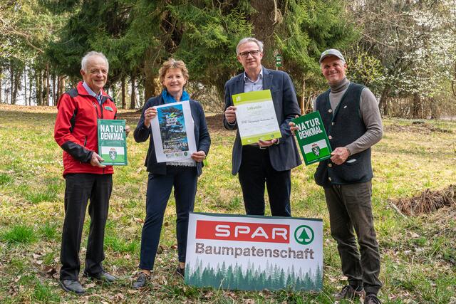 Patenschafts-Urkunde für Spar-Geschäftsführer Christoph Holzer: Fritz Stockreiter (Berg- und Naturwacht), Landesrätin Ursula Lackner und Markus Ehrenpaar (GF Naturschutzbund Steiermark). | Foto: Land Steiermark
