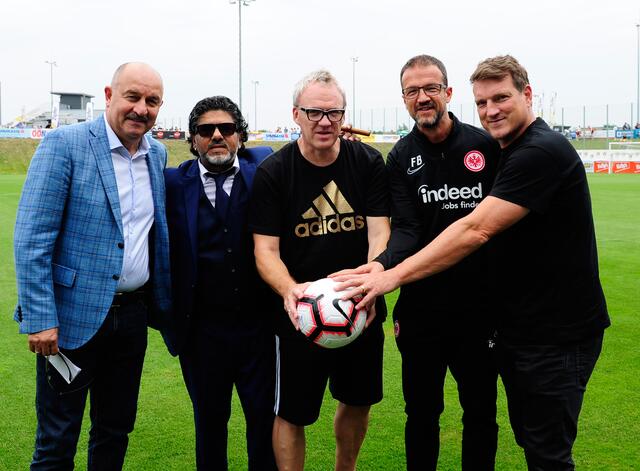 v.l.: Stani Tschertschessow, Diego Maradona alias Abi Atici, Ralph Schader, Fredi Bobic und Andreas Herzog. | Foto: Schopper