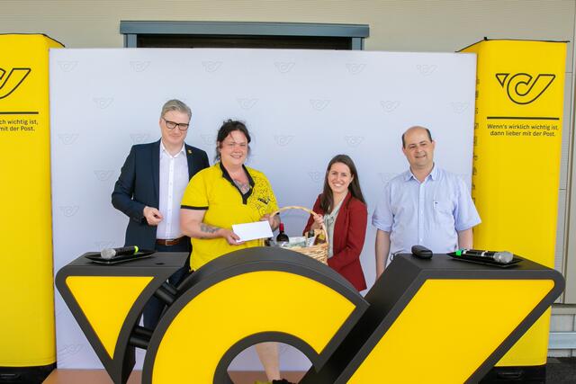 v.l.n.r. Robert Lang, Regionalleiter Distribution Steiermark, Österreichische Post AG, Jacqueline Staudinger-Traum, Teamleiterin in Schalchen, Daniela Reider, Zustellinfrastruktur, Österreichische Post AG und Schalchens Bürgermeister Andreas Stuhlberger freuen sich über die Eröffnung der neuen Postbasis. | Foto: Mathias Suchold