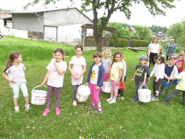 Bewaffnet mit Kübeln und viel Motivation starteten die Kinder morgens in die Umsetzung ihres Projektes "Bienenweide". | Foto: Kindergarten Güttenbach