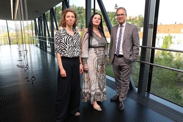 Hoben gemeinsam das "Zentrum für Gegenwartskunst" aus der Taufe: Katrin Bucher Trantow (interimistische Leiterin Kunsthaus Graz), Sabine Flach (Zentrumsleitung) und Peter Riedler (Rektor Uni Graz) (v.l.) | Foto: Kunsthaus Graz/J.J. Kucek