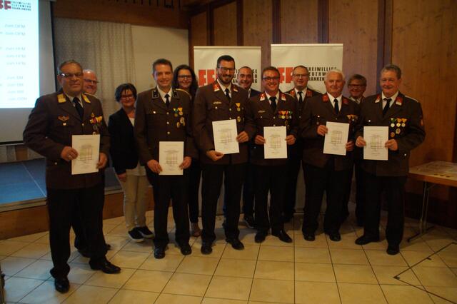 Im Rahmen der Jahresvollversammlung wurden zahlreiche Mitglieder der FF Frankenburg für ihre langjährige Treue geehrt. | Foto: Robert Scheibl