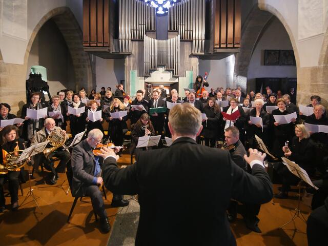 Der Chor hat die Krönungsmesse „Coronation Mass“ von Wolfgang Amadeus Mozart und das Halleluja von Georg Friedrich Händel vorbereitet.  | Foto: Bernhard Gründling