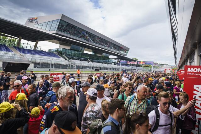 Das offene Fahrerlager sorgte für Unterhaltung. | Foto: RB/Platzer