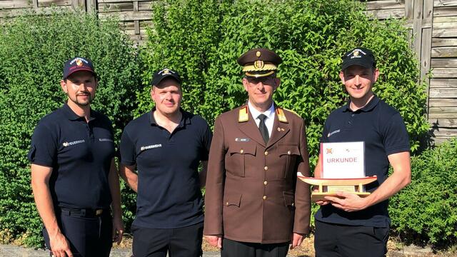 Foto (v.l.n.r.) Kommandant Christoph Blumenschein, Kranzlmann Josef Kammerhuber, Landeskommandant Robert Mayer, Landessieger Christoph Wallergraber.