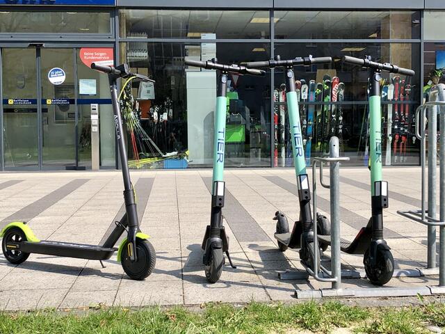 In Simmering wurde zuletzt, vor allen von Unternehmern, vielfach kritisiert dass die E-Scooter – illegaler Weise – am Gehsteig abgestellt wurden. | Foto: Baumgartner/BRS