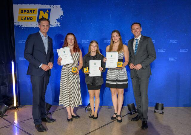 Die drei Turnerinnen des USV Dobersberg Pia Wagner, Sophie Koll und Lena Meinhard (v.l.) mit Landesrat Jochen Danninger (r.) und Stefan Schmuckenschlager | Foto: NLK Burchhart