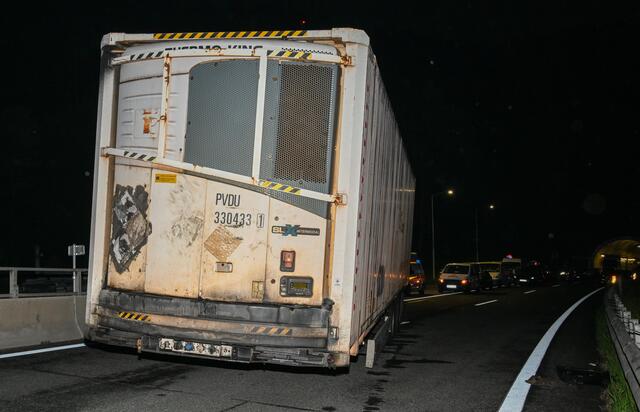 Der Anhänger kam quer auf der Fahrbahn zum Stillstand – Verkehrsbehinderungen waren die Folge. | Foto: zeitungsfoto.at