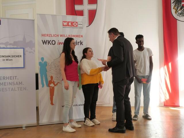 Bezirksvorsteher Thomas Steinhart übergab die Preise an die Gewinner. | Foto: Gerhard Weinkirn