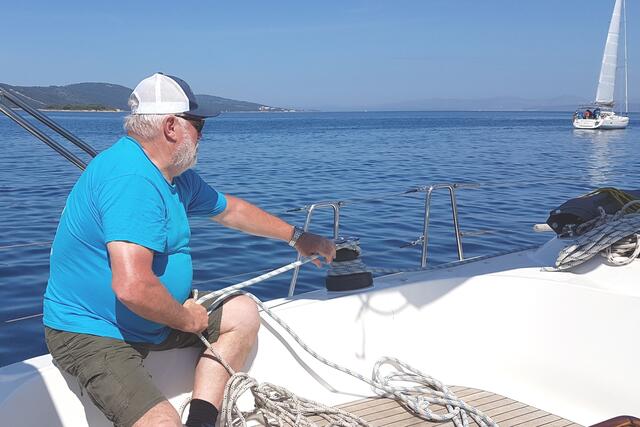 Mit leichter Brise zieht ein YCBS-Schiff hinaus aufs Meer.