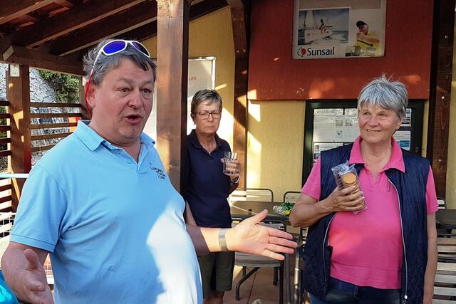 Der Commodore (Clubchef) begrüßt und eröffnet.