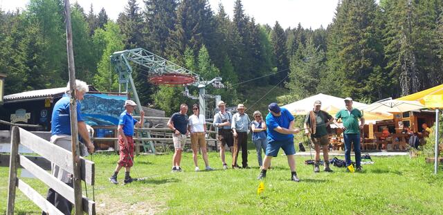 Abschlag vom Loch neun mit einem konzentrierten Aktiven und zahlreichen genau beobachtenden sportlichen Downhillgolfern. | Foto: Privat