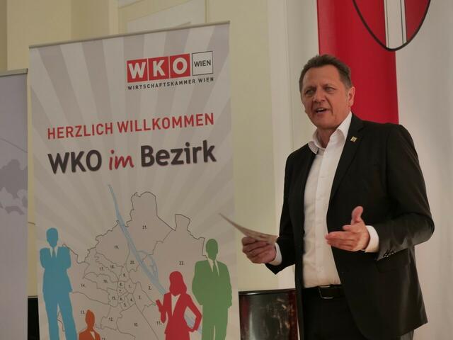 Bezirksvorsteher Thomas Steinhart (SPÖ) wohnte der Veranstaltung im Simmeringer Amtshaus ebenfalls bei. | Foto: Gerhard Weinkirn