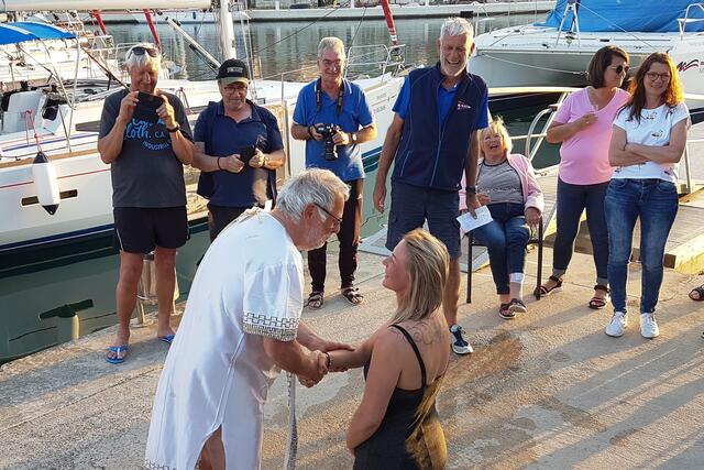 Junge Frauen werden mit Handschlag begrüßt!