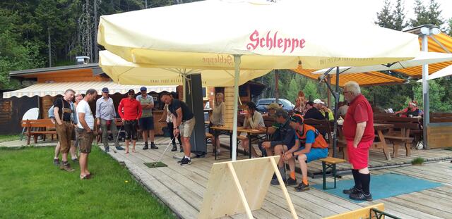 Die Chippingfähigkeiten waren beim Sonderbewerb bei Hansi Richters Golf-Dart-Chippingwand gefragt. | Foto: Privat