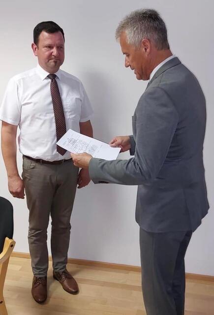 Manfred Sunko bei der Angelobung durch BH Manfred Walch. | Foto: Facebook