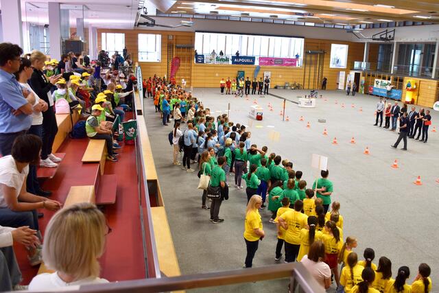 Über 250 Kinder von zehn Tiroler Volksschulen haben bei der Kindersicherheitsolympiade 2022 in der Arena Kufstein ihr Wissen und ihr Können in den verschiedensten Bereichen des Zivilschutzes unter Beweis gestellt. Darunter auch Kinder der VS Stanz. | Foto: Land Tirol/Baumegger