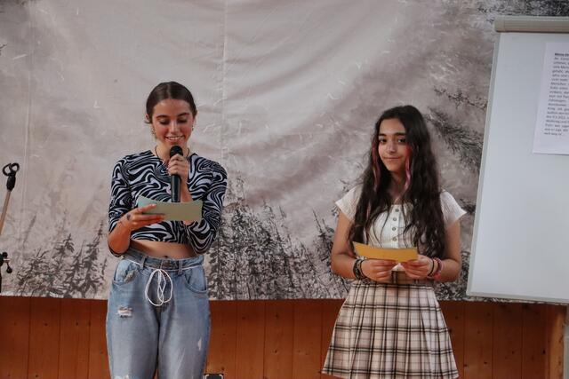 Anna-Lena und Nafia (v.li.) führten durch den Abend. | Foto: Siegele