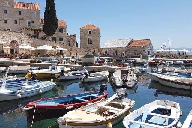 Zu Mittag machen auch die Schiffe Siesta.