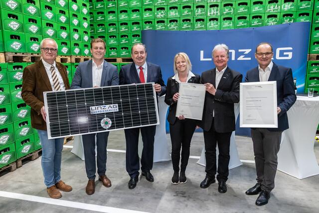 Von links: Freistadts Bürgermeister Christian Gratzl, Landesrat Stefan Kaineder, Linz-AG-Generaldirektor Erich Haider, Bettina Mairwöger,  Braucommune-Geschäftsführer Ewald Pöschko und Bernd Freisais, Geschäftsführer Linz-Energieservice.  | Foto: Linz AG Bayer